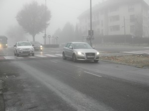 La Confederación Nacional de Autoescuelas publica sus consejos para la conducción con niebla