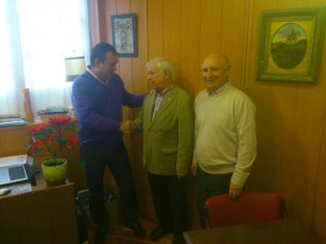 La APAZ le entrega al Refugio más de seiscientas latas de comida