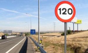 Tráfico avala subir a 130 km/h en vías rápidas y bajar a 50 km/h el límite en algunas secundarias