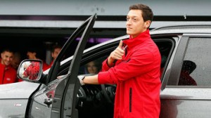 El jugador del Real Madrid Özil ha sido el último en ser ‘cazado’ cometiendo una infracción al volante, sumándose así a otros como Benzema o Marcelo