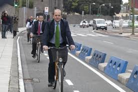 Un informe de tráfico plantea ubicar el carril bici en la calzada, no en la acera