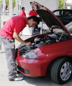 Las autoescuelas recuerdan la importancia de revisar el vehículo antes de iniciar un viaje