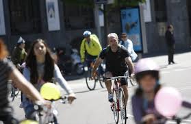 María Seguí abre a los grupos parlamentarios el debate de la obligatoriedad del casco de bici en ciudad