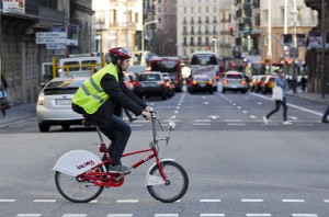 La patronal de las autoescuelas, junto a asociaciones de víctimas, automovilistas y aseguradoras apoyan el uso obligatorio del casco ciclista en ciudad