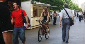 La DGT pretende autorizar la circulación de las bicis por las aceras
