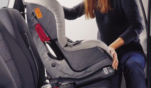 Campaña solidaria de APAZ: ningún niño en coche sin su silla