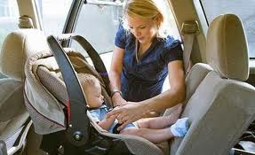 Tráfico alerta sobre la correcta colocación de sistemas de retención infantil en el coche